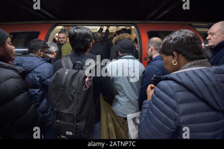 Surpeuplement sur la ligne centrale du métro de Londres à La station Mile End dans l'est de Londres. Photo PA. Date De L'Image: Vendredi 31 Janvier 2020. Crédit photo devrait lire: Nick Ansell/PA Wire Banque D'Images