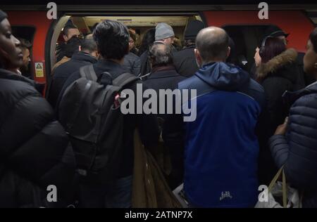 Surpeuplement sur la ligne centrale du métro de Londres à La station Mile End dans l'est de Londres. Photo PA. Date De L'Image: Vendredi 31 Janvier 2020. Crédit photo devrait lire: Nick Ansell/PA Wire Banque D'Images