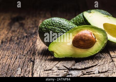 Avocat frais sur une table en bois rustique - gros plan Banque D'Images