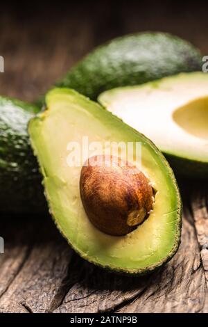 Avocat frais sur une table en bois rustique - gros plan Banque D'Images