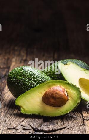 Avocat frais sur une table en bois rustique - gros plan Banque D'Images