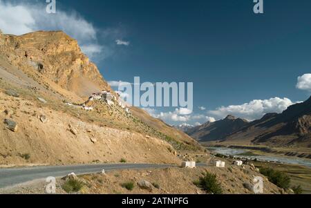 Vue sur l'ancien monastère de Key flanqué de l'Himalaya et de la rivière et de la vallée sous le ciel bleu, un jour d'été près de Kaza, Himachal Pradesh, Inde. Banque D'Images