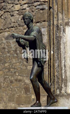 Statue d'Apollon en tant qu'archer (Apollo Saettante). Bronze. Temple d'Apollon. Copie (l'original est conservé dans le Musée archéologique de Naples). Pompéi, La Campanie, Italie. Banque D'Images