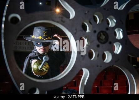 Kieran Ferguson, de l'Hippodrome Cinema, Bo'ness, West Lothian, des pilotes devant le grand écran comme le caprice Don Diego Vega aka Zorro, pour lancer le 10ème Festival du film silencieux de l'Hippodrome. Banque D'Images