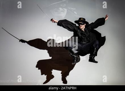 Kieran Ferguson, de l'Hippodrome Cinema, Bo'ness, West Lothian, des pilotes devant le grand écran comme le caprice Don Diego Vega aka Zorro, pour lancer le 10ème Festival du film silencieux de l'Hippodrome. Banque D'Images