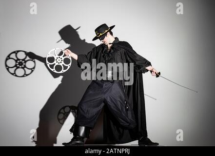 Kieran Ferguson, de l'Hippodrome Cinema, Bo'ness, West Lothian, des pilotes devant le grand écran comme le caprice Don Diego Vega aka Zorro, pour lancer le 10ème Festival du film silencieux de l'Hippodrome. Banque D'Images