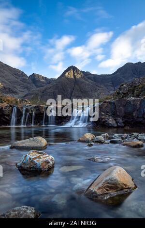 Photographie prise dans l'île de Skye sur la magnifique randonnée des Piscines de fées. Le soleil illumina le sommet de la montagne, parfait pour cette composition. Banque D'Images