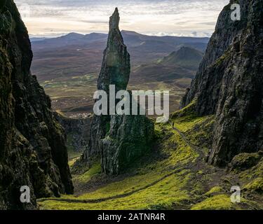 Photographie prise sur l'île de Skye lors de la randonnée de Quiraing qui est très impressante. L'aiguille, qui est à couper le souffle, est capturée ici. Banque D'Images