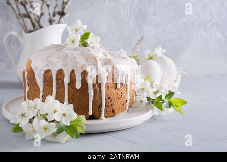 Gâteau de glace orthodoxe de Pâques décoré printemps fleurs fraîches sur un fond clair. Gros plan. Des vacances traditionnelles. Horizontal. Banque D'Images