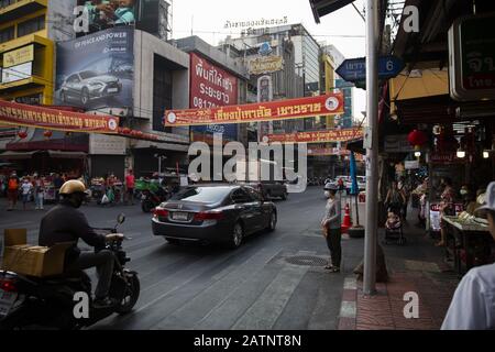 4 février 2020, Bangkok, Thaïlande: Une femme porte un masque lorsqu'elle se prépare à traverser la rue dans la section Chinatown de Bangkok, Thaïlande, par mesure de précaution contre l'épidémie 2019-nCoV. La Thaïlande est l'une des destinations les plus populaires pour les touristes chinois dans le monde, et a eu un total de 25 cas confirmés de 2019-nCoV, dont plusieurs étaient personne à personne. (Image Crédit : © André Malerba/Zuma Wire) Banque D'Images