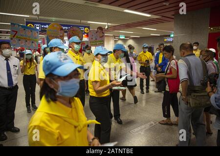 Bangkok, Thaïlande. 4 février 2020. Les bénévoles donnent des masques à une station de MRT à Bangkok, en Thaïlande, par mesure de précaution contre l'éclosion de 2019-nCoV. La Thaïlande est l'une des destinations les plus populaires pour les touristes chinois dans le monde, et a eu un total de 25 cas confirmés de 2019-nCoV, dont plusieurs étaient personne à personne. Crédit: Andre Malerba/Zuma Wire/Alay Live News Banque D'Images