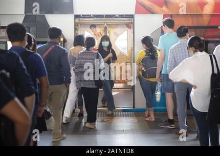 Bangkok, Thaïlande. 4 février 2020. Les navetteurs sont vus porter des masques à la station Siam BTS de Bangkok, Thaïlande, par mesure de précaution contre l'éclosion de 2019-nCoV. La Thaïlande est l'une des destinations les plus populaires pour les touristes chinois dans le monde, et a eu un total de 25 cas confirmés de 2019-nCoV, dont plusieurs étaient personne à personne. Crédit: Andre Malerba/Zuma Wire/Alay Live News Banque D'Images