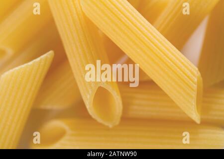 Penne Rigate - Pasta di Gragnano - Bronze die - spécialité de la cuisine italienne, dessin de bronze, cru, typique de la côte amalfitaine et de Sorrente Banque D'Images