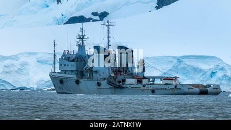 Navire militaire argentin près de la station de recherche Brown, Paradise Harbour, derrière les îles Lemaire et Bryde en Antarctique. Banque D'Images