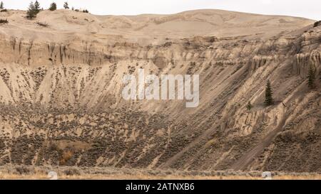 La plus grande dune naturelle de sable de la Colombie-Britannique, ainsi que les célèbres canoodoos et les brosses à dents de Farwell Canyon, C.-B., Canada. Banque D'Images