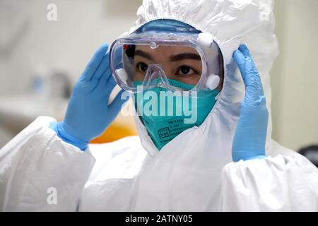 Un médecin chinois met des vêtements de protection pour la prévention du nouveau coronavirus et de la pneumonie à l'hôpital des forces de police armées de Leshan, s Banque D'Images