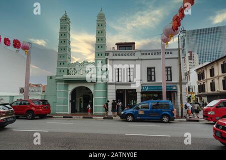 Singapour. Janvier 2020. Vue extérieure de la mosquée de Masjid Jalae (Chulia) au coucher du soleil Banque D'Images