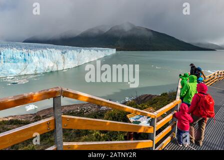 Les visiteurs qui regardent devant le glacier Perito Moreno, d'une largeur de 5 km, les montagnes des Andes, le parc national de Los Glaciares, la Patagonie, en Argentine Banque D'Images