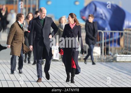 Le duc et la duchesse de Cambridge sur la jetée lors d'une visite de la station de Lifeboat RNLI Mumbles, près de Swansea dans le sud du Pays de Galles. Banque D'Images