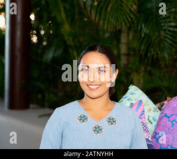 Heureux, souriant, sympathique et belle femme Mexicaine travaillant dans un hôtel de villégiature à Punta de Mita, Nayarit, Mexique Banque D'Images