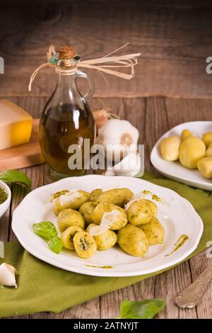 Gnocchi de pomme de terre farcis avec sauce pesto. Banque D'Images