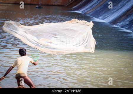 Barrage De Halon Inde 02 Février. 2020 : pêcheur rural jetant son filet dans l'après-midi au barrage de Halon. Banque D'Images