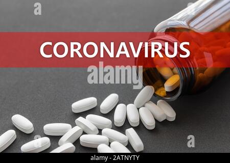 Pilules blanches se répandant d'une bouteille brune et d'une inscription renversée. Concept de traitement du coronavirus. Banque D'Images