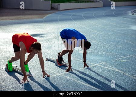 Athlètes en attente du début de la course Banque D'Images