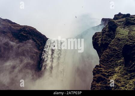 Fermez la majestueuse chute d'eau de skogafoss en Islande en hiver Banque D'Images