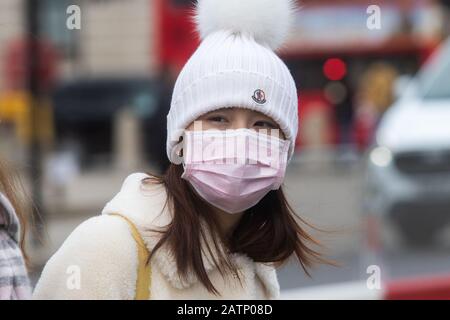 Chinatown Londres, Royaume-Uni. 4 Février 2020. Un touriste chinois portant un facemask par mesure de précaution contre la capture du coronavirus en tant que membres de la Communauté chinoise est stigmatisé et depuis l'éclosion de Coronavirus à Wuhan Chine avec un nombre de décès de 361 et 17,0000 infections ont rapporté .Credit: Amer ghazzal/Alay Live News Banque D'Images