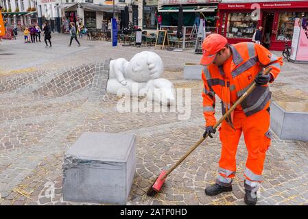 Statue de Nello et Patrache les personnages du roman anglais un chien de Flandre devant la cathédrale d'Anvers, Belgique Banque D'Images