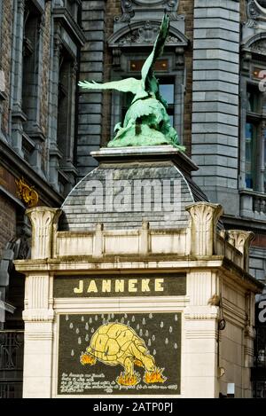 Mosaïque d'une tortue sur un pilier à l'entrée du zoo d'Anvers, Belgique Banque D'Images