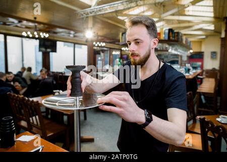 Préparer la shisha, alias nargile ou le hookah dans un restaurant en plaçant la tasse sur le dessus Banque D'Images