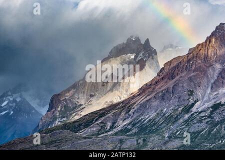 Rainbow Au-Dessus De Cuernos Del Paine, Parc National De Torres Del Paine, Patagonie, Chili Banque D'Images