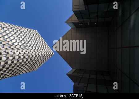 Détail des bâtiments contemporains modernes dans le centre de Tirana, en Albanie Banque D'Images