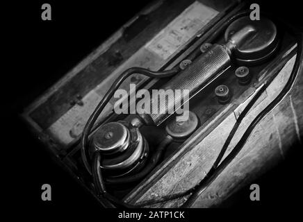 Téléphone militaire vintage à l'époque de la seconde Guerre mondiale. Photo en noir et blanc Banque D'Images