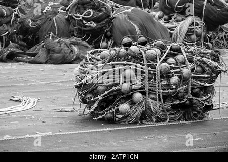 Le séchage des filets de pêche se trouve sur la côte de la mer, dans le port de Busan. Corée Du Sud. Photo en noir et blanc Banque D'Images