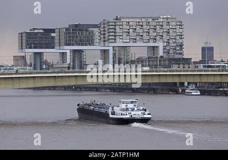 Cologne, Allemagne. 04 février 2020. Un navire passe sous le pont Deutz. Le niveau du Rhin près de Cologne augmentera de manière significative de 06.02. Et atteindra son point le plus élevé à environ huit mètres. C'est ce que prévoient les experts de l'Water and Shipping Authority à Cologne. (Vers dpa/lnw: 'Le niveau du Rhin près de Cologne augmente: Le plus haut niveau attendu jeudi') crédit: Oliver Berg/dpa/Alay Live News Banque D'Images