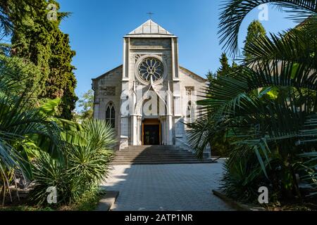 Église catholique romaine de l'Immaculée conception de la Sainte Vierge Marie dans la ville de Yalta, Crimée. Banque D'Images