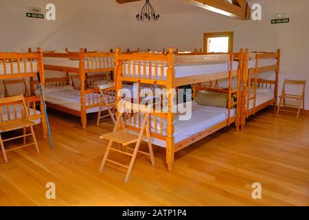 Intérieur d'un dortoir de l'auberge de pèlerin sur le Camino de Santiago, avec des lits superposés en bois. Banque D'Images