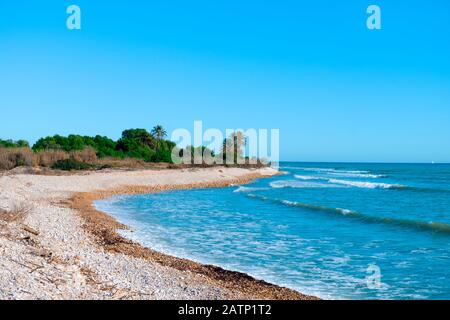 Vue sur la plage de Capicorb à Alcossebre, sur la Costa del Azahar, en Espagne, en hiver Banque D'Images