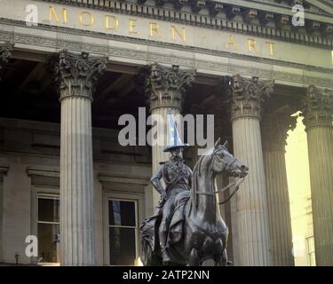 Glasgow, Ecosse, Royaume-Uni, 4 février, 2020 l'icône de l'homme à tête conique de la ville est toujours dans l'Union européenne comme la statue du duc de Wellington à l'extérieur du musée d'art moderne ou DE GOMA comme on le sait, continue de profiter de sa tête européenne longtemps après le Brexit wellington et Waterloo viennent à l'esprit. Copywrite Gerard Ferry/ Alay Live News Banque D'Images