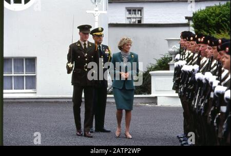 Jean Ann Kennedy Smith (née le 20 février 1928) est diplomate, militante, humanitaire et auteur américain qui a été ambassadeur des États-Unis en Irlande de 1993 à 1998. Elle est membre de la famille Kennedy, la huitième de neuf enfants et la plus jeune fille née de Joseph P. Kennedy et de Rose Fitzgerald, et est leur dernier enfant survivant. Ses frères et sœurs étaient le président John F. Kennedy, le sénateur Robert F. Kennedy, le sénateur Ted Kennedy et le fondateur des Jeux olympiques spéciaux Eunice Kennedy Shriver. En tant qu'ambassadeur en Irlande, Smith aurait joué un rôle déterminant dans le processus de paix en Irlande du Nord Banque D'Images