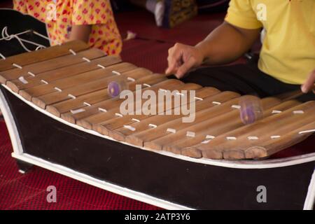 Thaïlandais jouant à Ranat ek ou xylophone traditionnel thaïlandais instruments de musique concert montrer les gens dans la culture festival Wat Sai Yai à Nonthaburi, T Banque D'Images