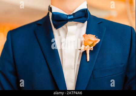 Bouquet de mariage un boutonnière sur un costume de la groom. Noeud papillon et boutonnière sur un costume bleu. Banque D'Images