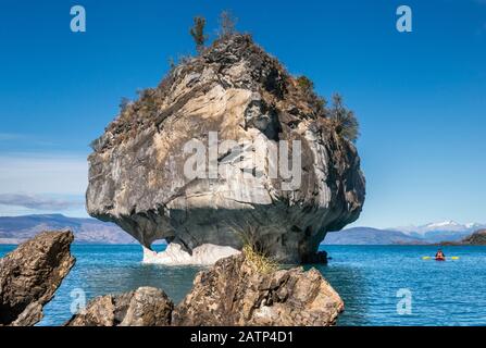 Femme En Kayak, Grottes De Marbre, Cuevas De Marmol, Lago General Carrera, Patagonia, Chili Banque D'Images