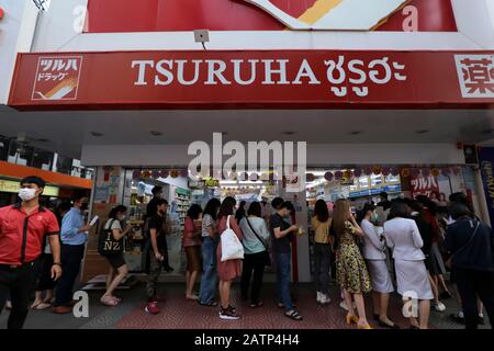 Les gens font la queue dans une pharmacie pour acheter des masques de visage à Siam Square, après l'éclosion.Bangkok fait face à une pénurie de masques chirurgicaux protecteurs. Le coronavirus originaire de Wuhan en Chine s'est répandu en Asie, provoquant une panique dans plusieurs pays provoquant la Thaïlande. La Thaïlande a détecté 25 cas. Jusqu'à présent, le virus a tué au moins 425 personnes avec plus de 20627 cas confirmés dans le monde entier. Banque D'Images