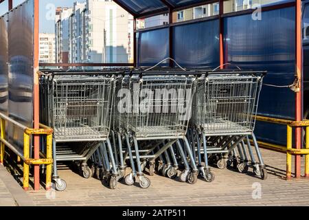 Il y a plein de voiturettes d'épicerie dans un supermarché Banque D'Images