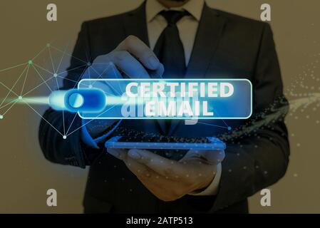 Panneau texte indiquant l'e-mail certifié. Photo d'entreprise présentant un e-mail dont l'envoi est certifié par un tiers neutre Banque D'Images