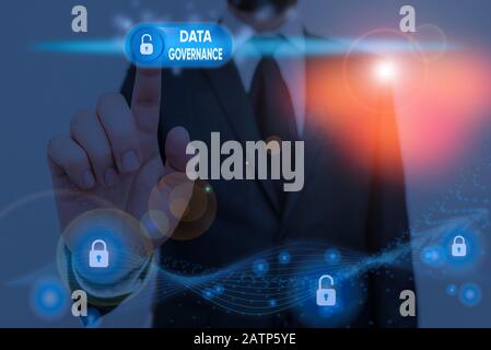 Note d'écriture montrant la gouvernance de données. Concept commercial pour la gestion générale des ressources de données clés dans une entreprise Banque D'Images